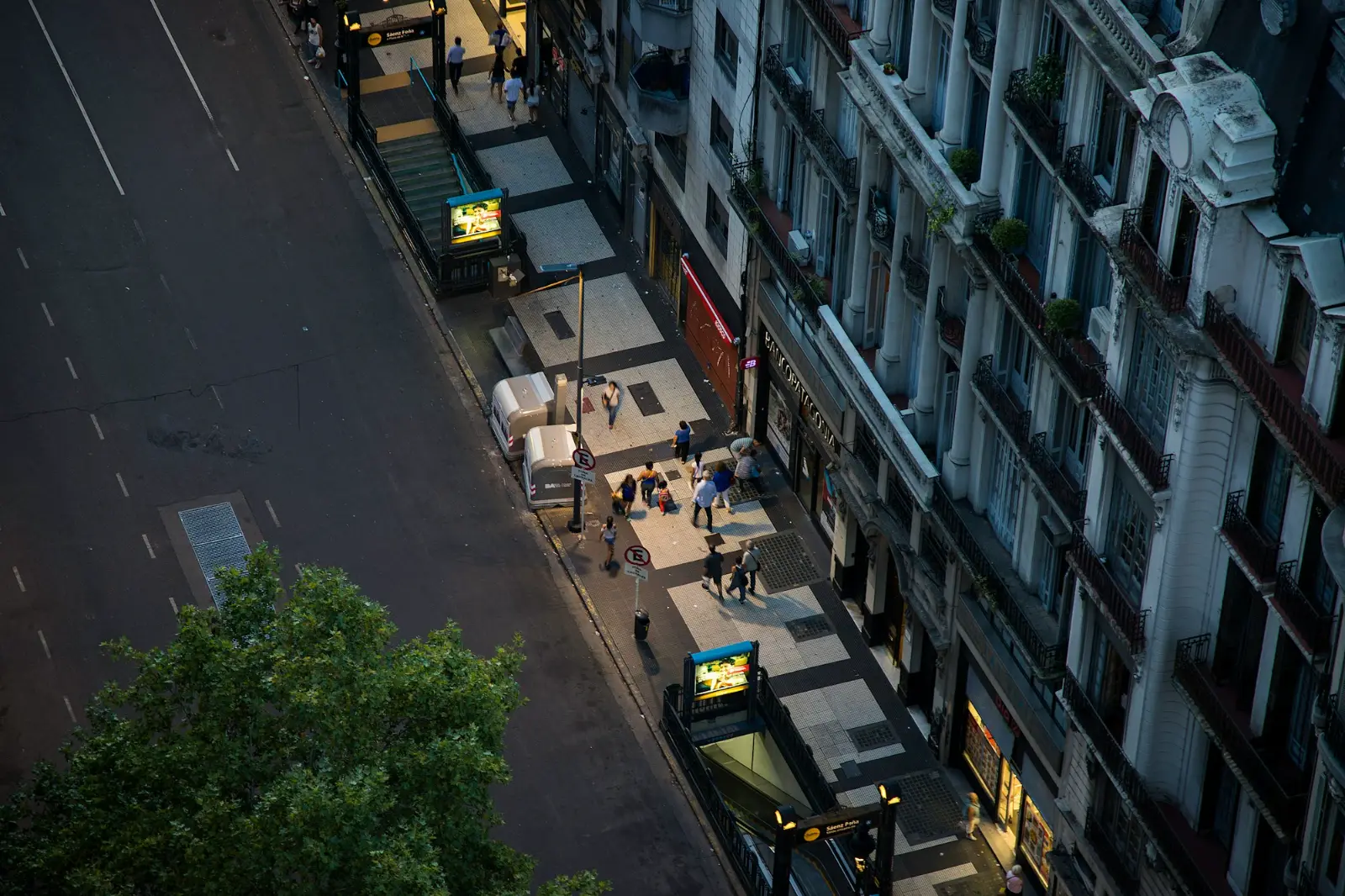 Vista aérea de Avenida de Mayo, Buenos Aires, al atardecer